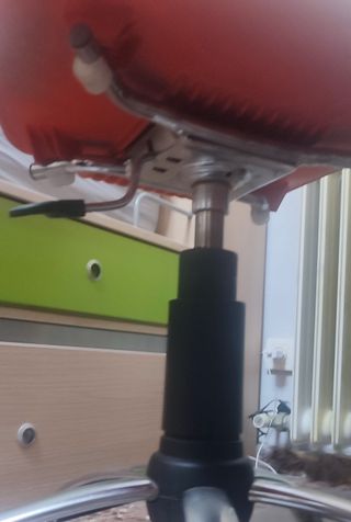 Silla de oficina naranja y plateada