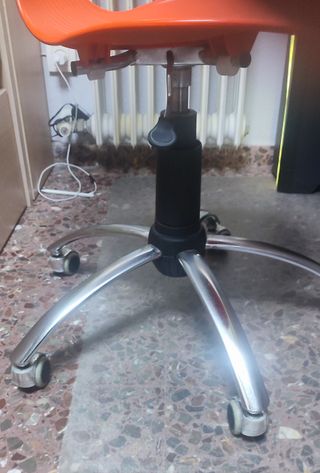 Silla de oficina naranja y plateada