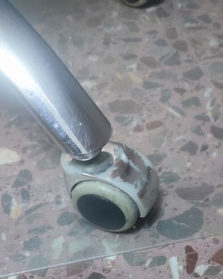 Silla de oficina naranja y plateada