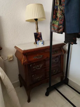 Mesitas de noche de madera y mármol