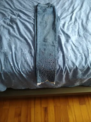 Pantalones vaqueros elegantes con pedrería