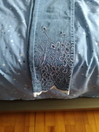 Pantalones vaqueros elegantes con pedrería