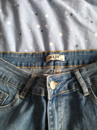 Pantalones vaqueros elegantes con pedrería