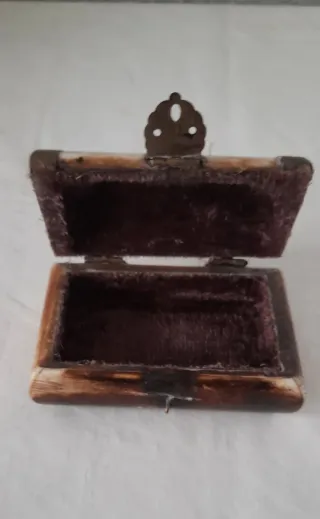 Caja antigua de hueso y metal