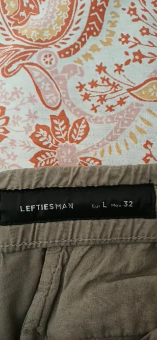 Pantalones casuales grises y beige