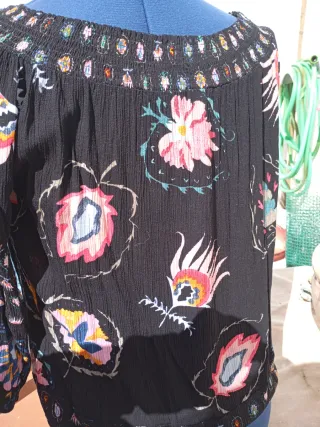 Camisa de mujer negra con estampado