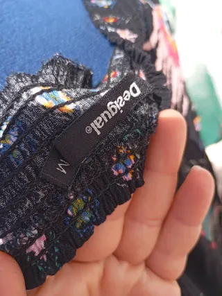 Camisa de mujer negra con estampado