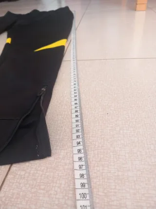 Pantalón chándal Joma negro y amarillo