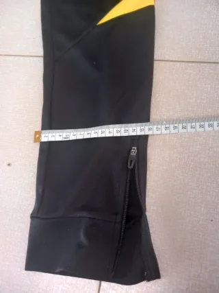 Pantalón chándal Joma negro y amarillo