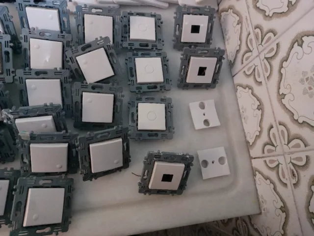 Enchufes y mecanismos eléctricos TICINO