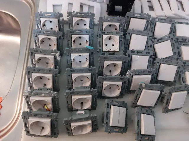 Enchufes y mecanismos eléctricos TICINO