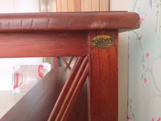Mueble de entrada marrón en madera.