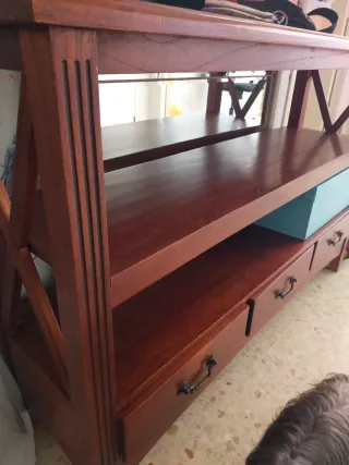Mueble de entrada marrón en madera.
