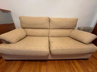 Sofá de tela beige y multicolor