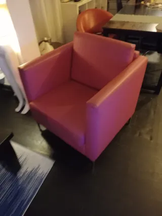 Sillón de piel rosa