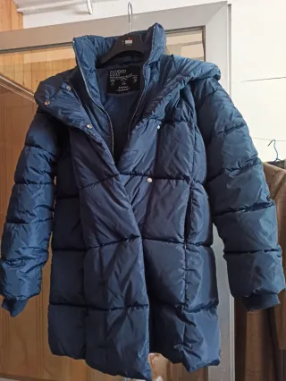 Plumífero azul con capucha