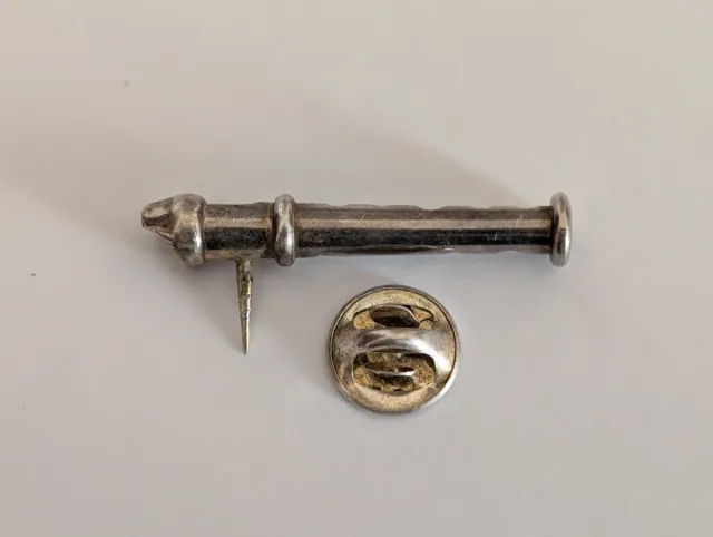 Pin solapa de plata.
