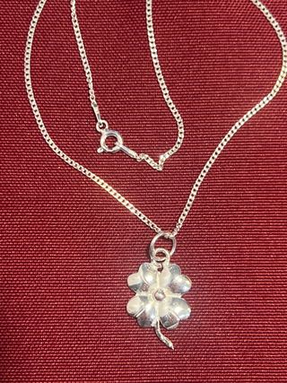 Collar trébol de cuatro hojas y cadena