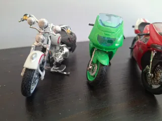 Maqueta de moto clásica y deportiva