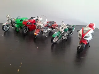 Maqueta de moto clásica y deportiva
