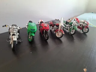 Maqueta de moto clásica y deportiva