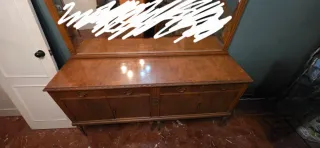 Aparador de madera con espejo