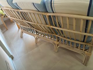 Sofá 3 plazas bambú natural y cojines tela.