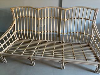 Sofá 3 plazas bambú natural y cojines tela.