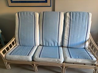 Sofá 3 plazas bambú natural y cojines tela.