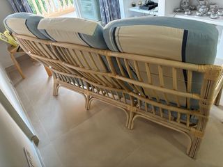 Sofá 3 plazas bambú natural y cojines tela.