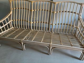 Sofá 3 plazas bambú natural y cojines tela.