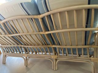 Sofá 3 plazas bambú natural y cojines tela.