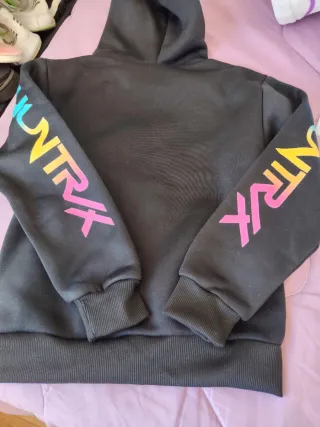 Sudadera Negra con Diseño Multicolor