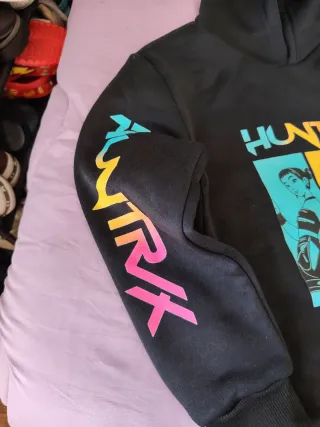 Sudadera Negra con Diseño Multicolor