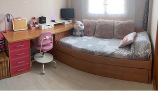 Cama infantil con escritorio