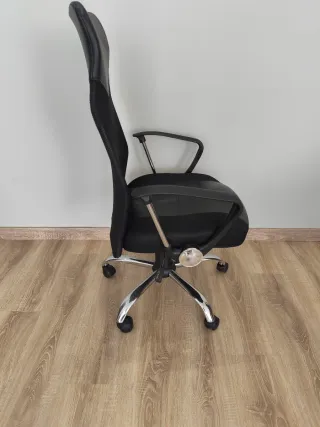 Silla de oficina ergonómica negra