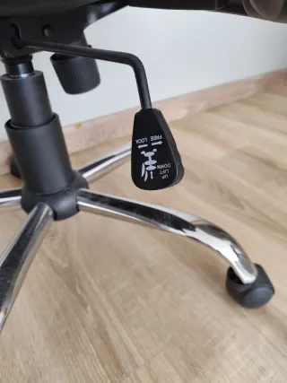 Silla de oficina ergonómica negra