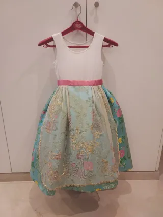 Dos trajes de fallera de niña iguales