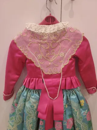 Dos trajes de fallera de niña iguales