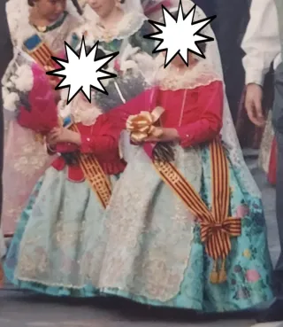 Dos trajes de fallera de niña iguales