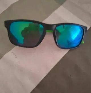 Gafas de sol infantiles negras y verdes