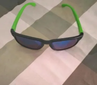 Gafas de sol infantiles negras y verdes