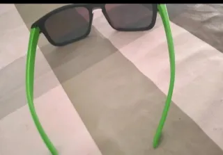 Gafas de sol infantiles negras y verdes