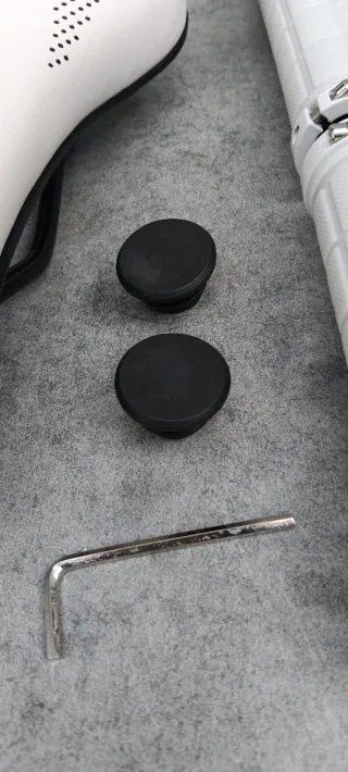 JUEGO DE SILLÍN Y PUÑOS BLANCOS