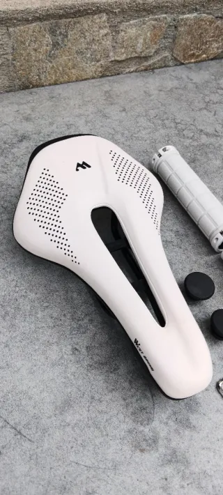 JUEGO DE SILLÍN Y PUÑOS BLANCOS