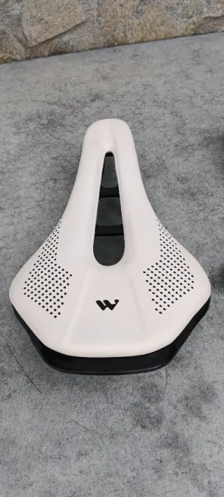 JUEGO DE SILLÍN Y PUÑOS BLANCOS