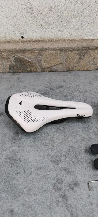 JUEGO DE SILLÍN Y PUÑOS BLANCOS