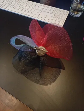 Tocado de boda rojo y plateado