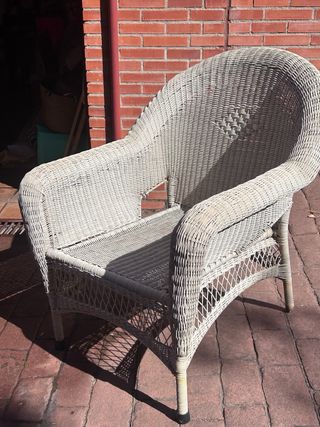 Tres butaca de mimbre blanca en miy buen estado