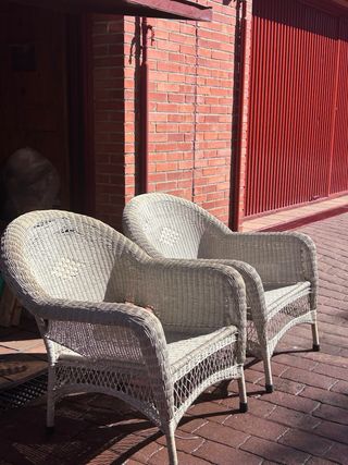 Tres butaca de mimbre blanca en miy buen estado